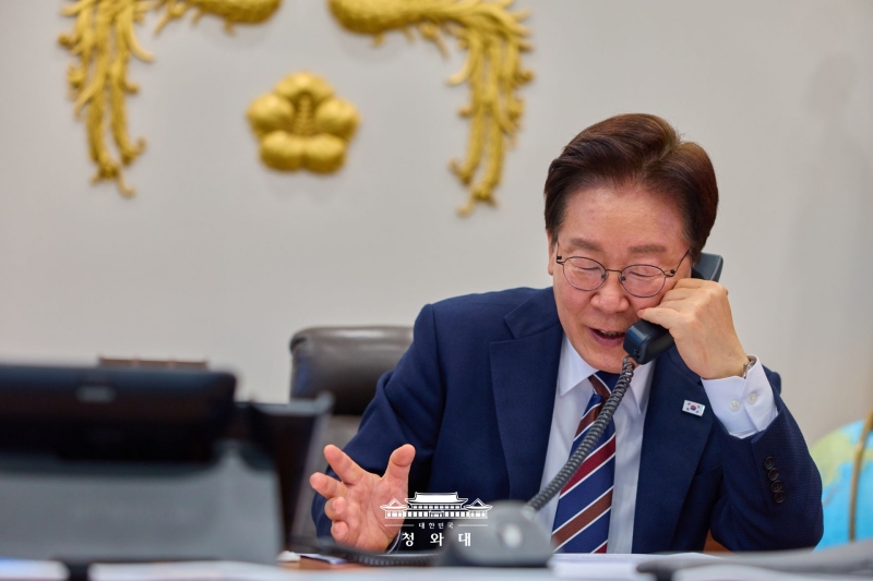 ▲President Lee Jae Myung on April 7 speaks on the phone with Thai Prime Minister Anutin Charnvirakul at Yeomingwan, the administrative office building of Cheong Wa Dae in Seoul. (Cheong Wa Dae)