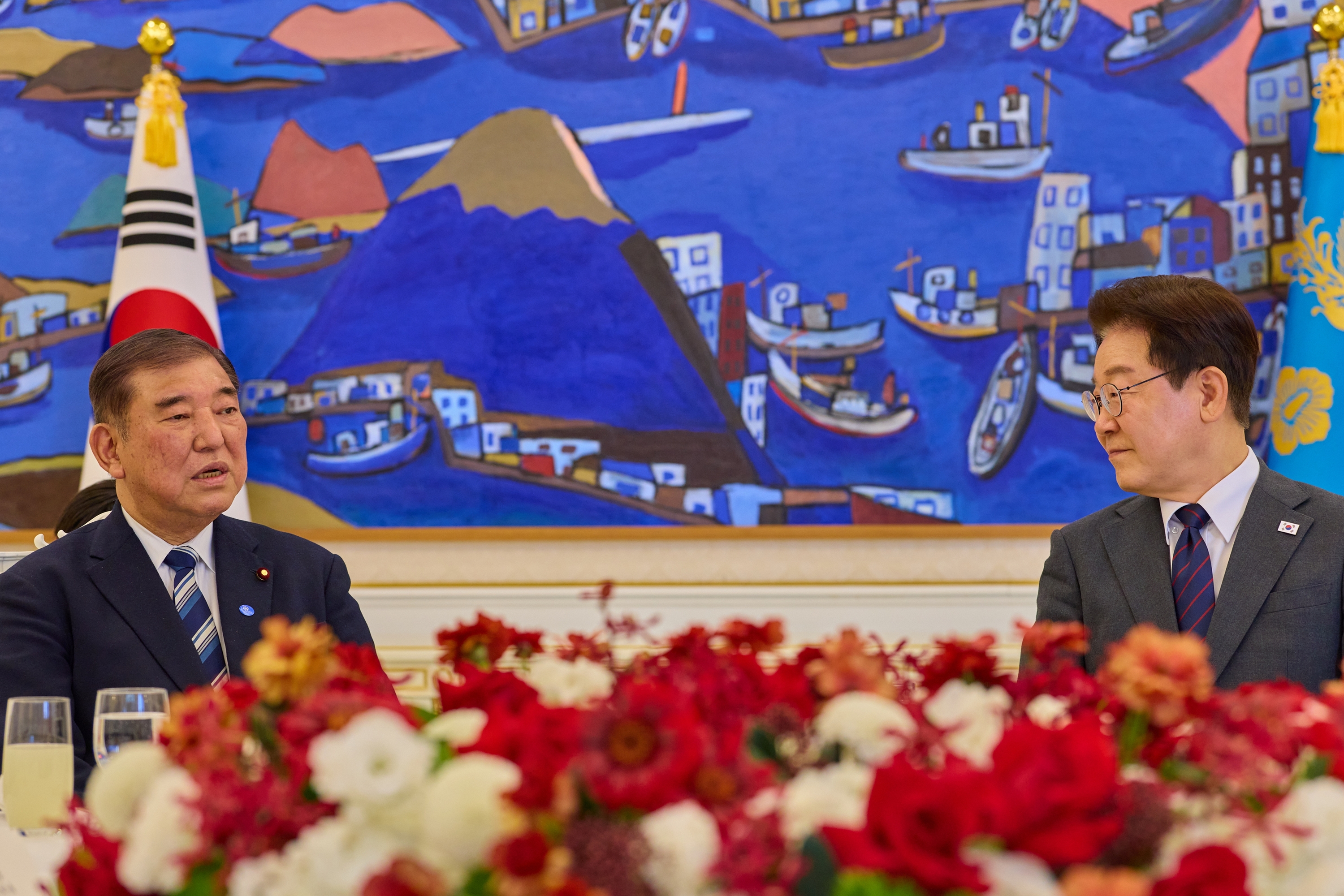 President Lee Jae Myung (right) and former Japanese Prime Minister Shigeru Ishiba on the morning of April 8 talk over lunch at Cheong Wa Dae in Seoul. (Cheong Wa Dae)  