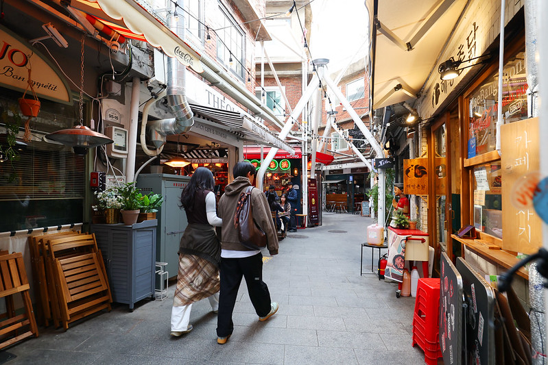 Shinheung Market in Haebangchon (Lee Jeongwoo)