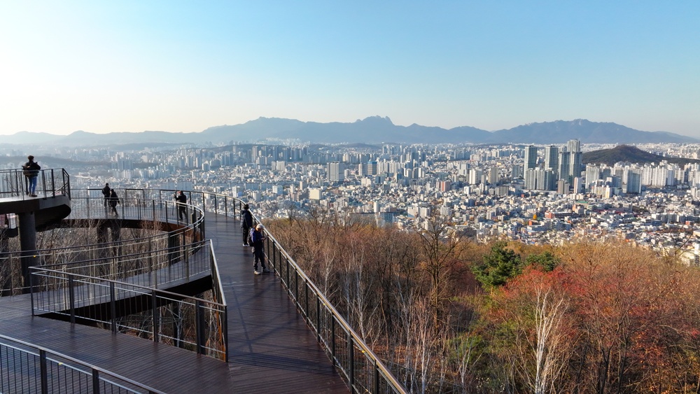 Skywalk at Mang-U History and Culture Park (Jungnang-gu District Office)