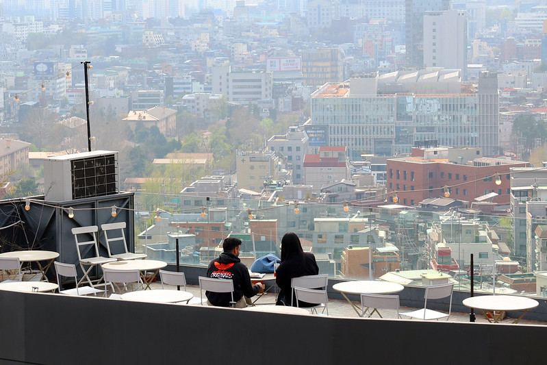 Haebangchon is nestled along the steep slopes of Namsan Mountain, with this rooftop cafe offering panoramic views of downtown Seoul. (Lee Jeongwoo)