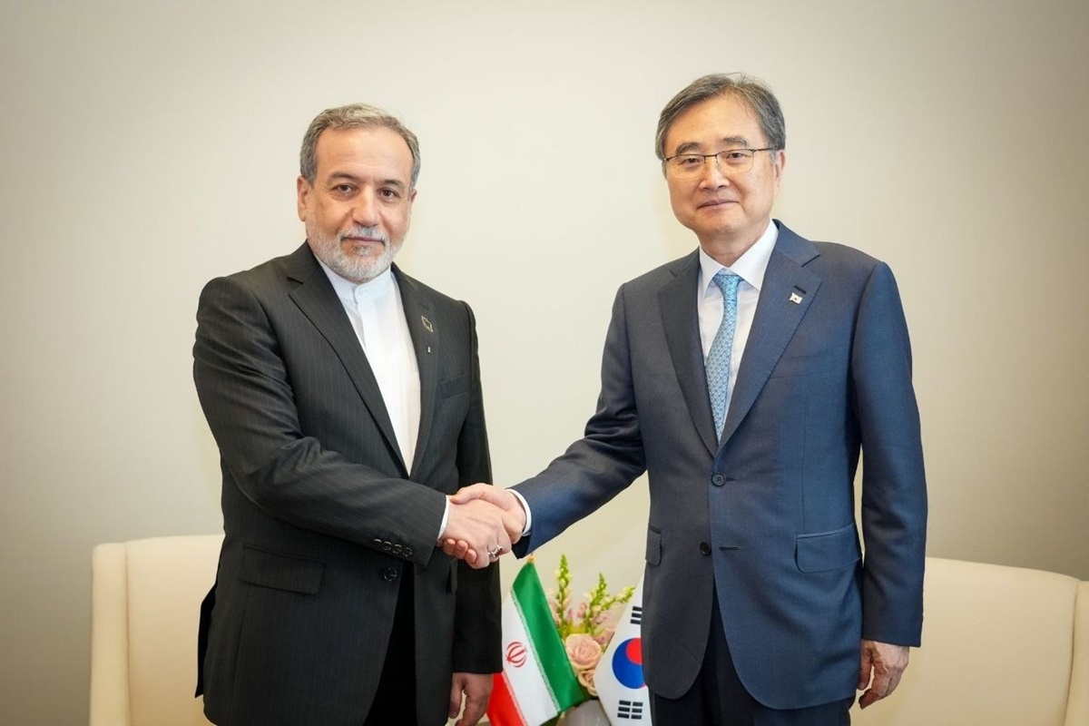 Minister of Foreign Affairs Cho Hyun (right) on Sept. 25, 2025, shakes hands with his Iranian counterpart Seyed Abbas Araghchi on the sidelines of a high-level session of the United Nations General Assembly in New York. (Ministry of Foreign Affairs)  