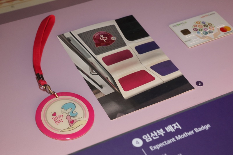 This pink badge (left) allows a pregnant woman to sit in seats reserved exclusively for expectant mothers on public transportation, and the People Happiness Card (right) provides financial support for parents. (Park Dae Jin) 