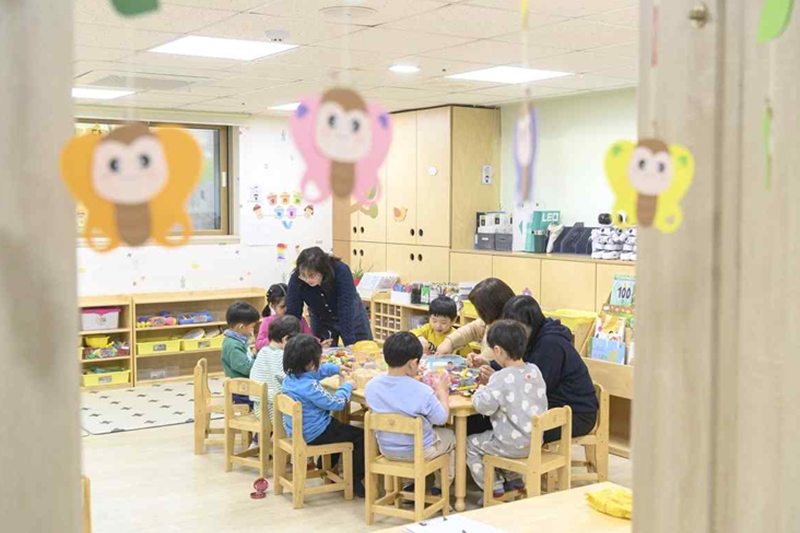 This is a child care room that tackles sudden gaps in caring for kids at Yangcheon-style Overnight Emergency Daycare Center in Seoul's Yangcheon-gu District. Eligibility to use such rooms was expanded this year to include students' siblings. (Yangcheon-gu District) 