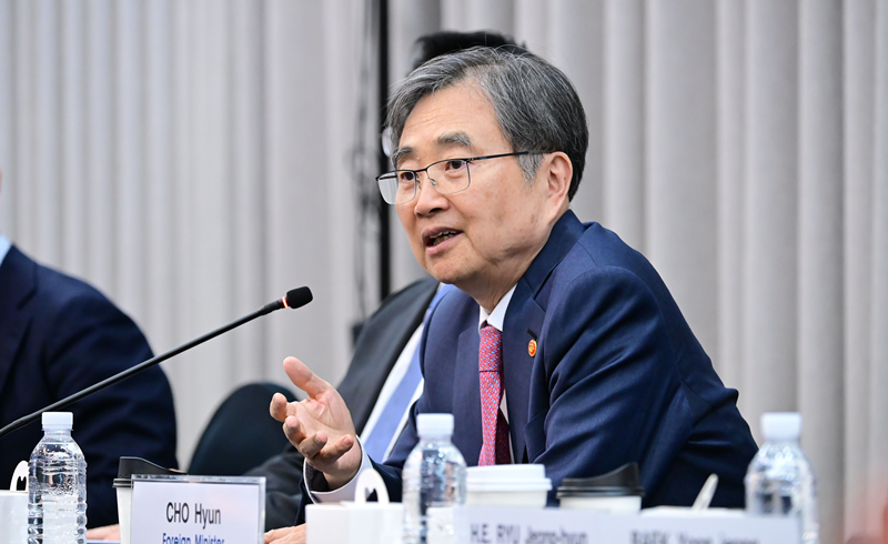 Minister of Foreign Affairs Cho Hyun on April 14 discusses bilateral cooperation in the defense industry with a visiting delegation of 30 NATO ambassadors at the ministry's compound in Seoul's Jongno-gu District. 