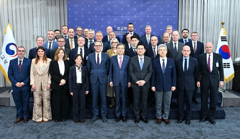 Minister of Foreign Affairs Cho Hyun (sixth from left) on the afternoon of April 14 poses for photos with a visiting delegation of NATO ambassadors at his ministry's compound in Seoul's Jongno-gu District.  