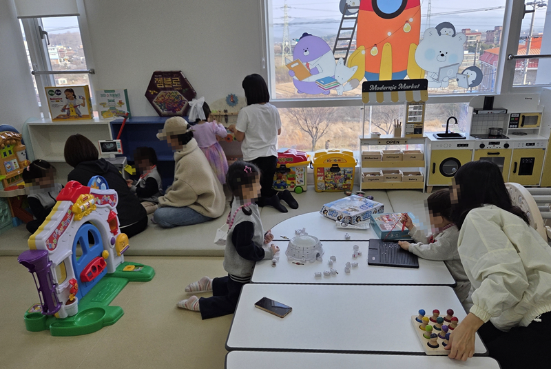 ▲ 논산시 공동육아나눔터에서 부모와 아이들과 함께 노는 모습. 논산시