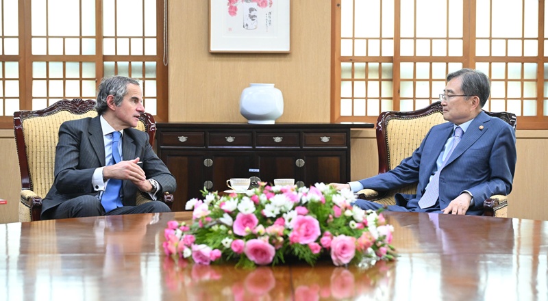 Minister of Foreign Affairs Cho Hyun (right) on April 15 speaks to International Atomic Energy Agency Director General Rafael Grossi at the ministry compound in Seoul's Jongno-gu District. (Ministry of Foreign Affairs)  
