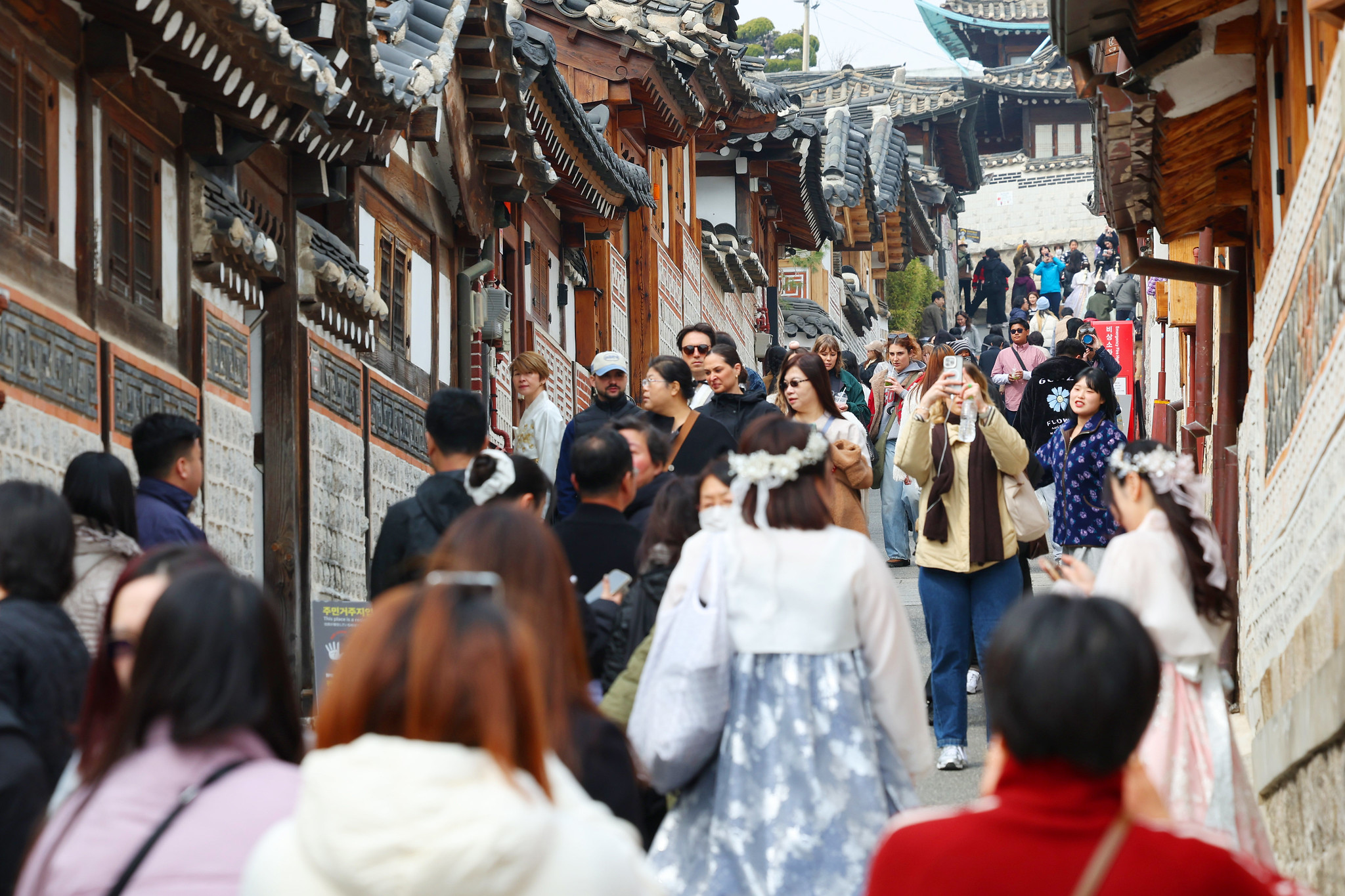 A record 4.76 million foreign tourists visited the country in this year's first quarter. Shown are such visitors on April 16 in Bukchon Hanok Village of Seoul's Jongno-gu District. (Lee Jeongwoo)  