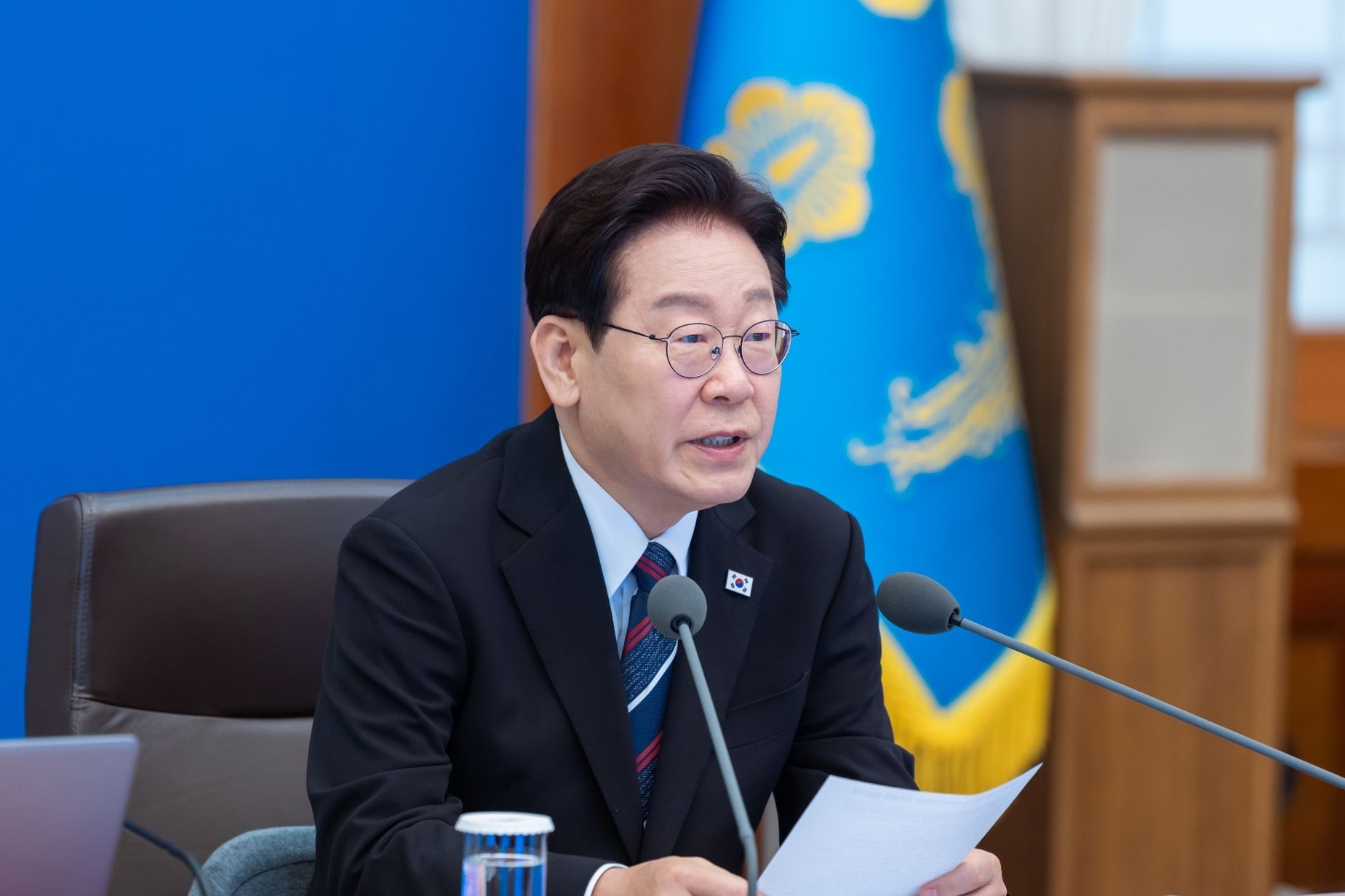 President Lee Jae Myung on April 17 will take part in a global videoconference on the Strait of Hormuz Maritime Freedom of Navigation Initiative hosted by the U.K. and France. Shown is President Lee on April 16 speaking at a meeting of his senior aides at Cheong Wa Dae in Seoul. (Cheong Wa Dae)  