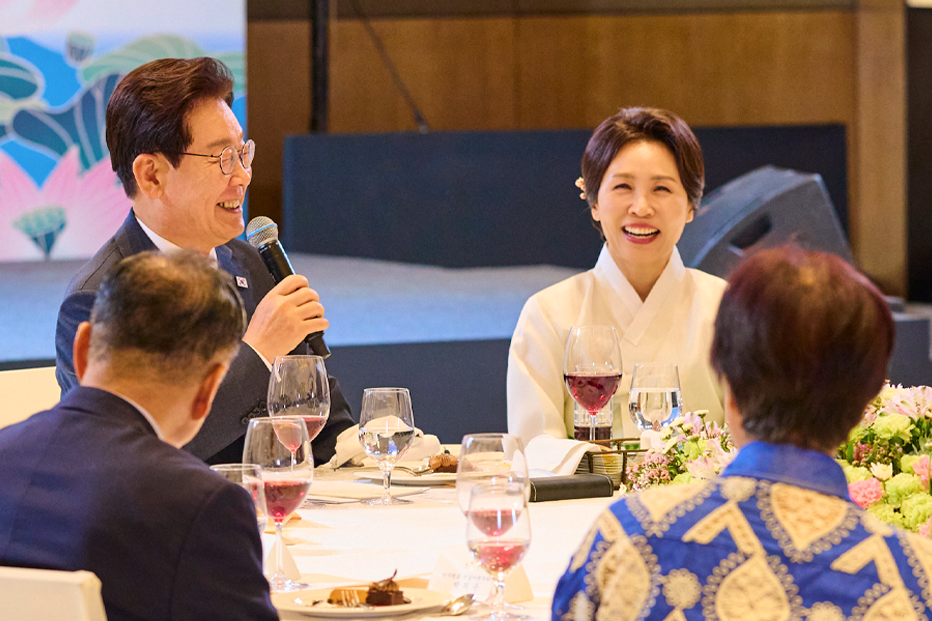 President Lee Jae Myung and first lady Kim Hea Kyung on April 19 talk to a gathering of Korean expats in New Delhi as the first event of his state visit to India. (Cheong Wa Dae)  