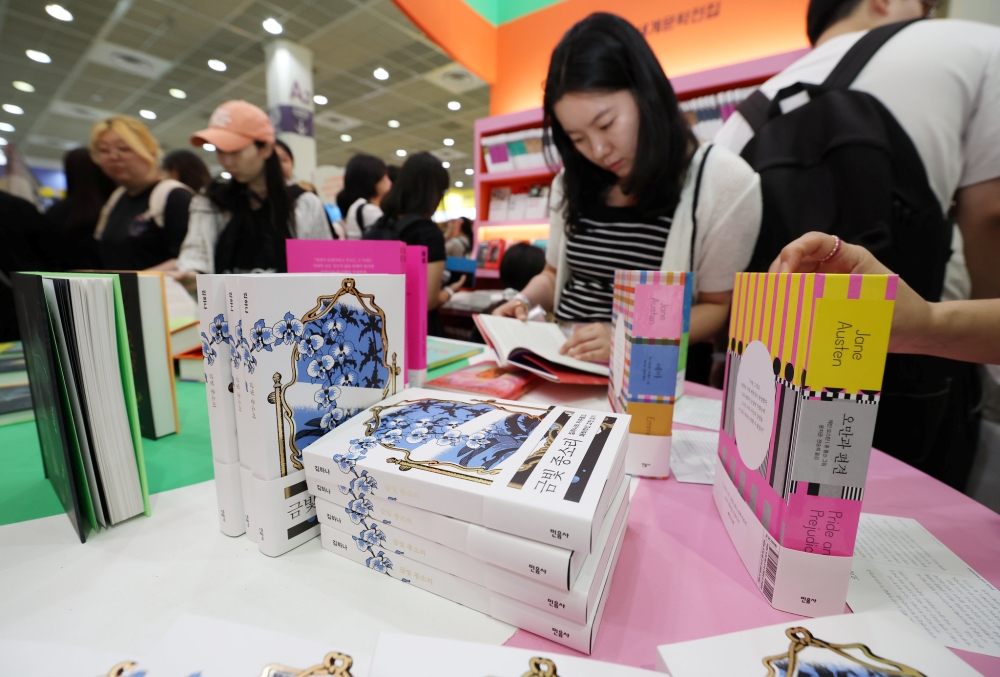 The Ministry of Culture, Sports and Tourism on April 23 will launch the nationwide campaign Reading Korea jointly with the Publication Industry Promotion Agency of Korea and Book Culture Foundation. Shown is a scene from the Seoul International Book Fair on June 18, 2025, at COEX Mall in Seoul's Gangnam-gu District. (Lee Jeongwoo) 
