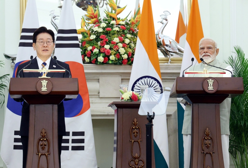 President Lee Jae Myung (left) and Indian Prime Minister Narendra Modi on April 20 release a joint statement at Hyderabad House in New Delhi. 