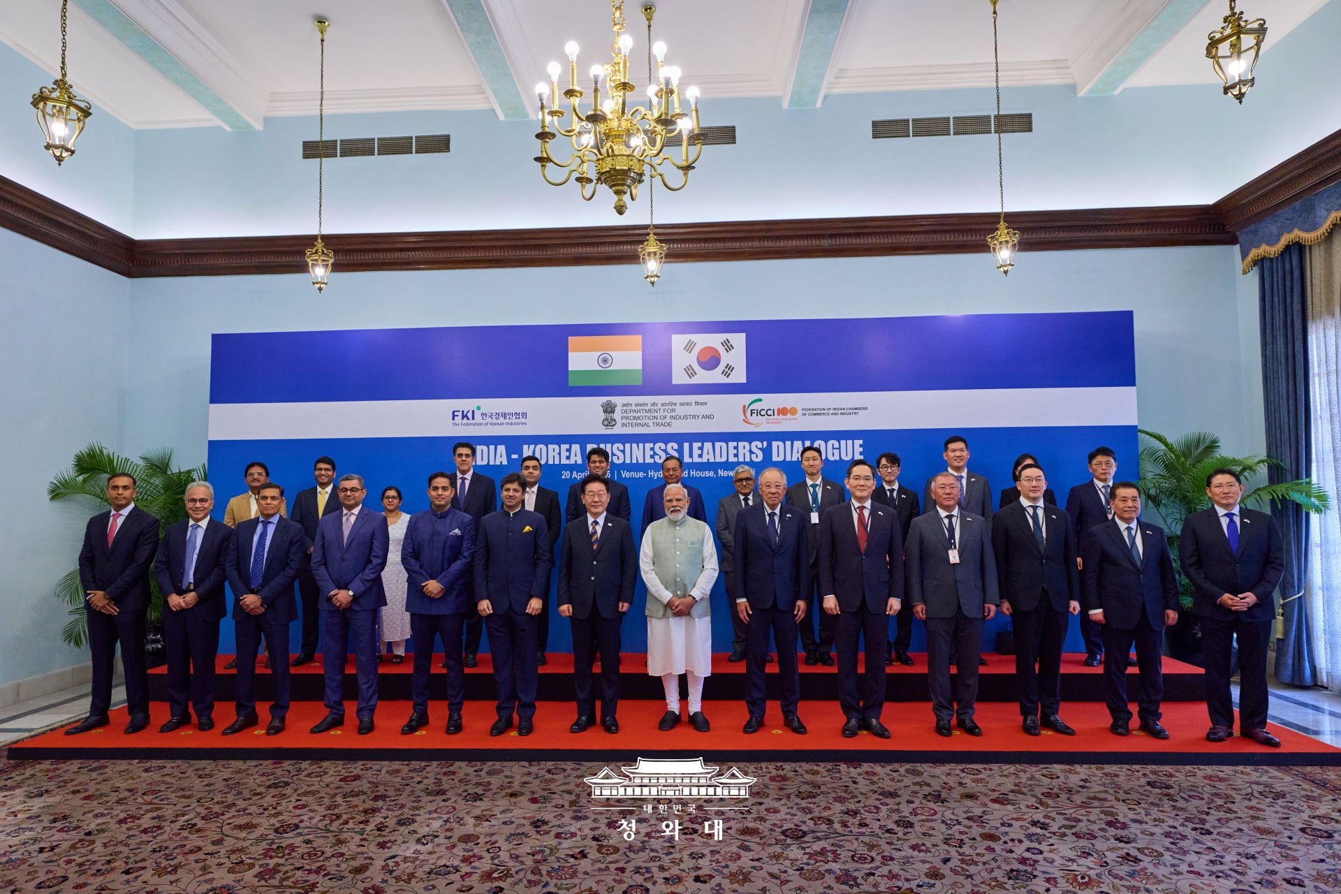 President Lee Jae Myung (seventh from left) and Indian Prime Minister Narendra Modi (eighth from left) on April 20 pose for photos at a bilateral business leaders' dialogue at the Prime Minister's Office in New Delhi. (Cheong Wa Dae)  