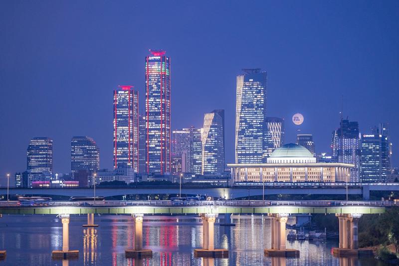 The domestic economy in the first quarter tentatively grew 1.7% from the previous quarter. Shown is a night view of the Yeouido financial district in Seoul's Yeongdeungpo-gu District on Aug. 17, 2025, with the balloon Seoul Moon in the air. (Seoul Metropolitan Government)  