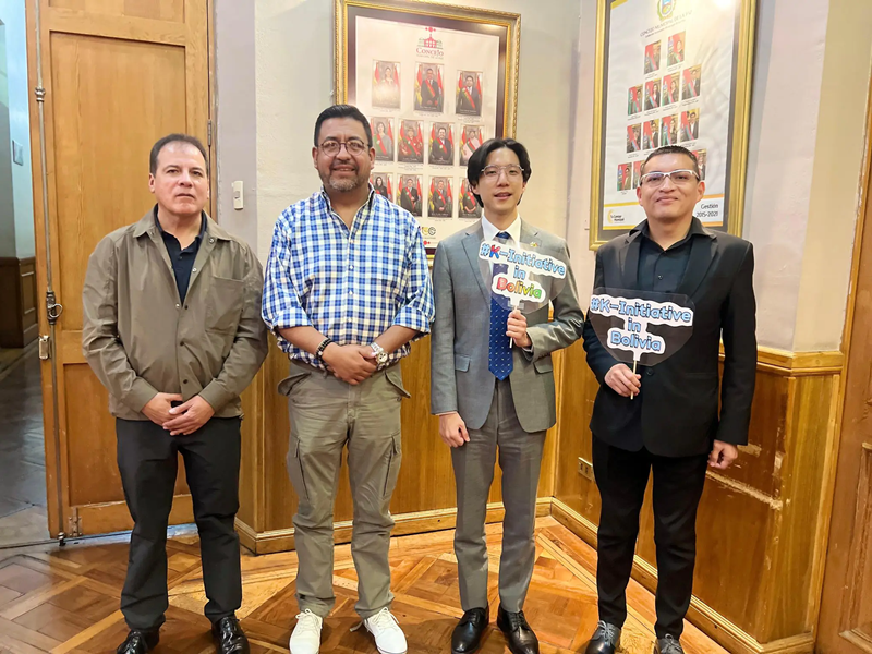 The Bolivian capital of La Paz has passed a municipal ordinance on officially backing and protecting K-pop activities in the city. Shown are members of the La Paz city council and an official from the Korean Embassy. (La Razon)