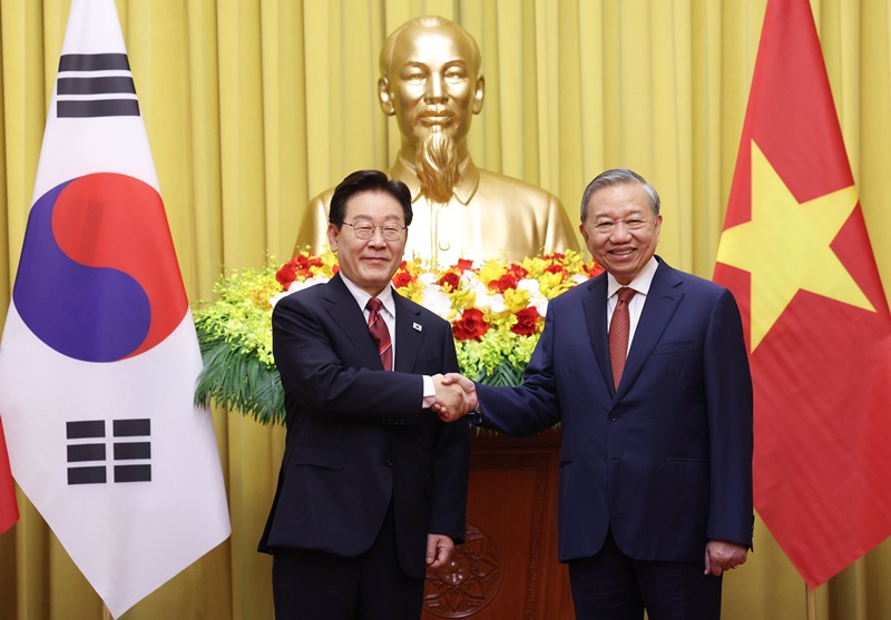 President Lee Jae Myung (left), on a state visit to Vietnam, on April 22 poses for photos with Vietnamese counterpart To Lam at the Presidential Palace in Hanoi. (Yonhap News)  