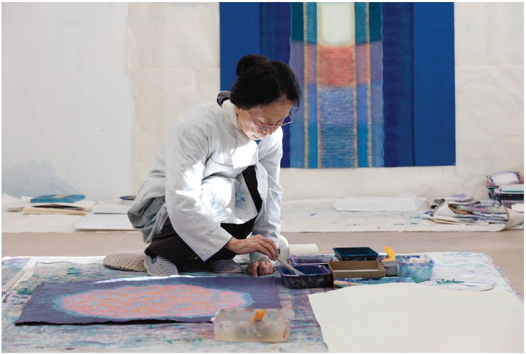 Artist Bang Hai Ja in 2020 works at her studio in the southern French village of Ajoux. (Chung Jaejoon)