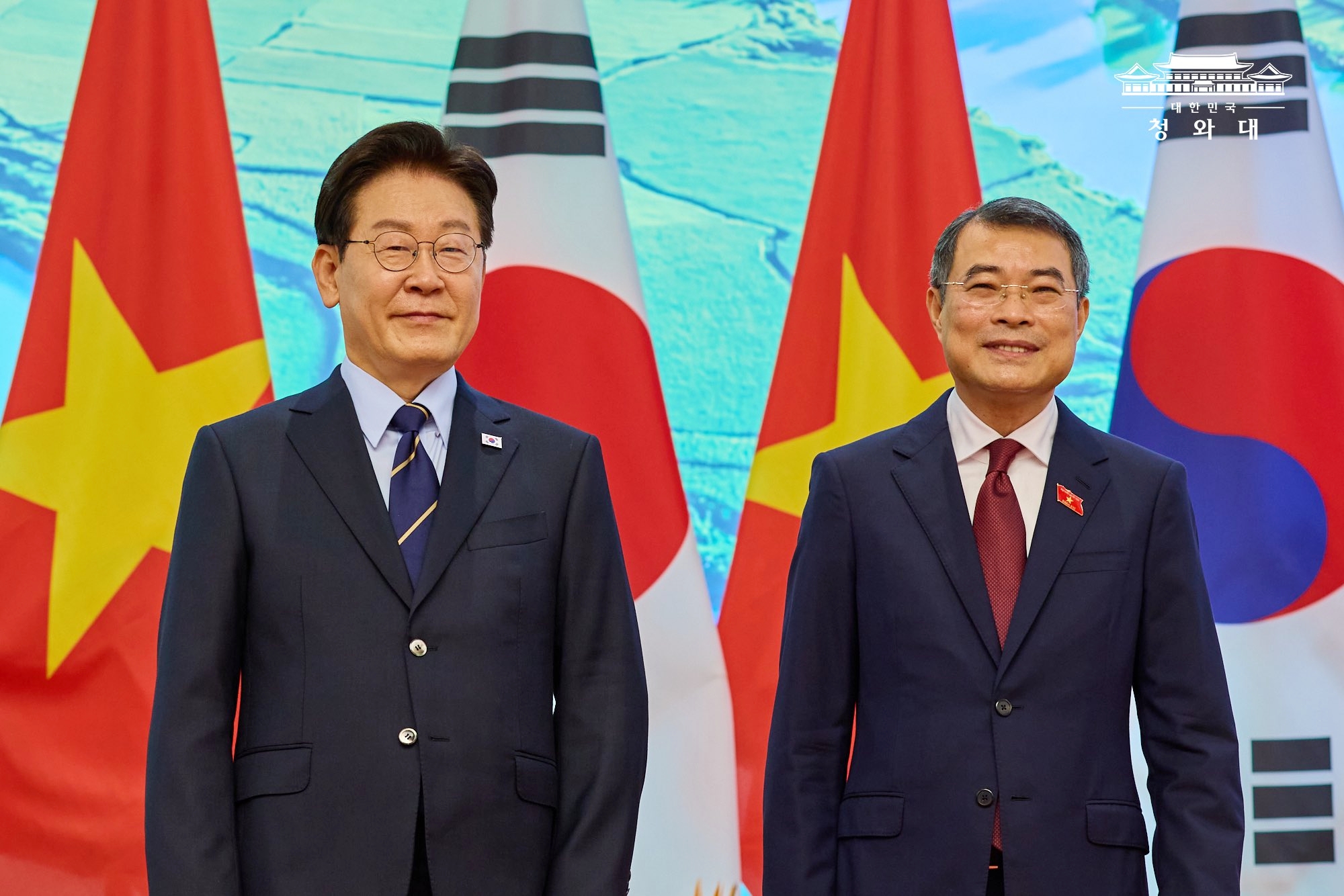 President Lee Jae Myung (left), on a state visit to Vietnam, on April 23 poses for photos with Vietnamese Prime Minister Le Minh Hung at the latter's office in Hanoi, Vietnam. (Cheong Wa Dae)  