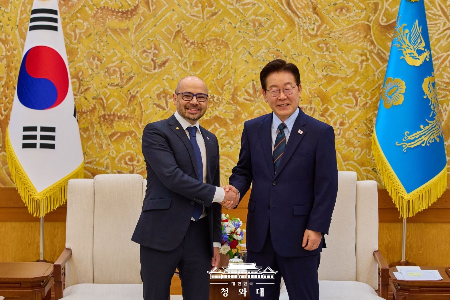 President Lee Jae Myung (right) on April 27 takes a photo with Demis Hassabis, co-founder and CEO of Google affiliate Google DeepMind, at Cheong Wa Dae in Seoul. (Cheong Wa Dae)