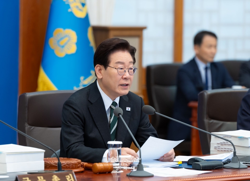 President Lee Jae Myung on April 28 speaks at a joint Cabinet and emergency economic review meeting at Cheong Wa Dae in Seoul. (Cheong Wa Dae).