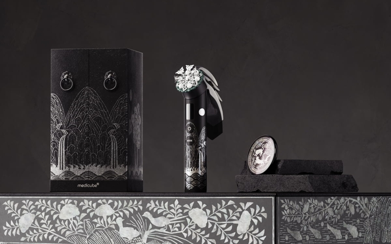 This is the Medicube Booster Pro Irworobongdo Edition, which is themed after a traditional folding screen showing the sun, moon and five mountain peaks and made by the cosmetics company APR for the 2025 Asia-Pacific Economic Cooperation (APEC) forum. The items were given as official souvenirs to leaders of participating countries and their spouses to promote Korean cultural heritage.   