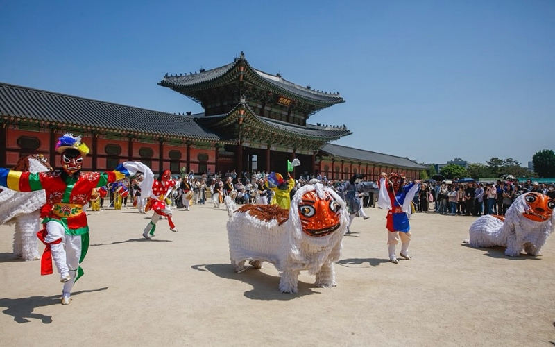 Visitors at Changdeokgung Palace in Seoul's Jongno-gu District on April 25 watching a gilnori (street parade) at the Spring K-Royal Culture Festival. (Festival's official Instagram)
