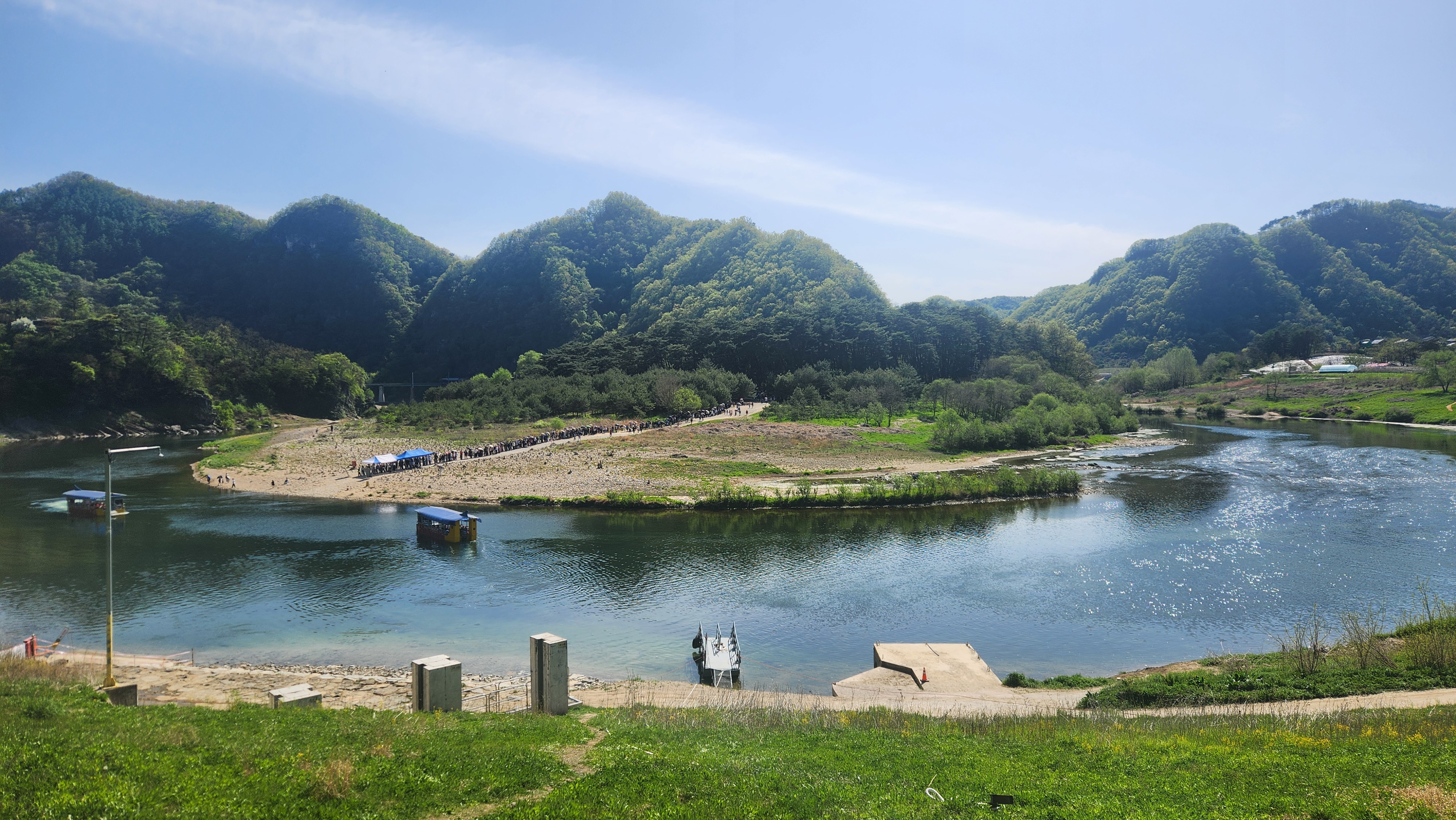 Cheongnyeongpo Meandering Stream in Yeongwol-gun County, Gangwon-do Province, is where King Danjong spent his final days in exile. 