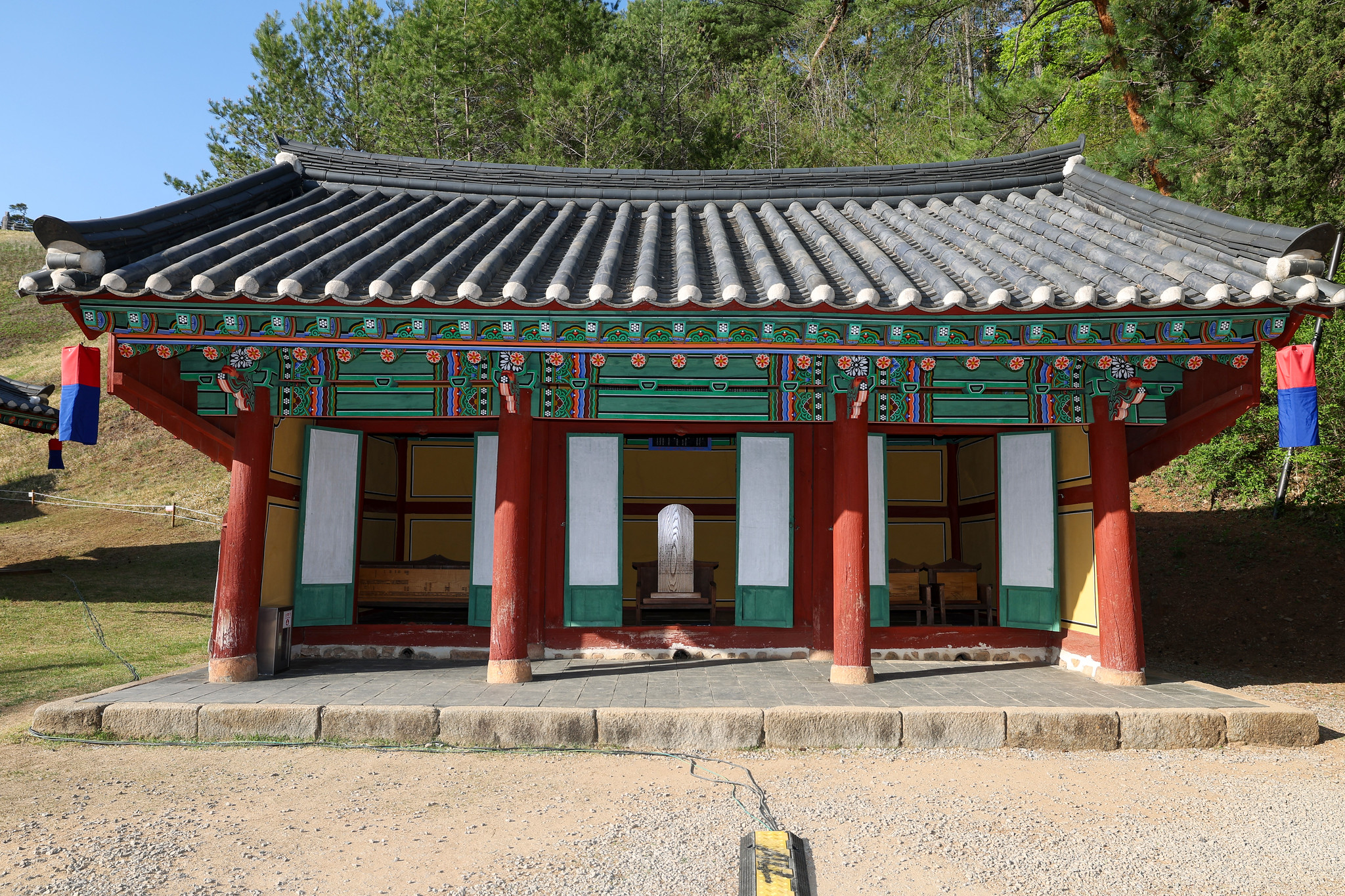 Jangpanok is a building that houses the tablets of 268 loyal subjects and people who died in the process of restoring the honor of King Danjong.