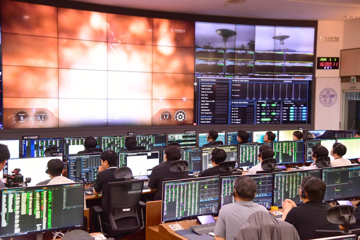 Researchers from the Korea Aerospace Research Institute (KARI) on May 3 observe the launch of CAS500-2, a next-generation mid-size satellite, on the rocket SpaceX Falcon 9 from the satellite tracking ground station. (KARI)