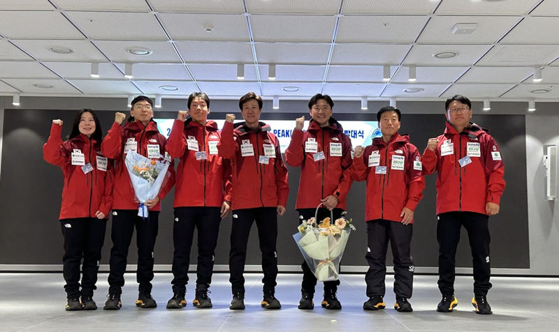 The Himalayan Sat Peak Expedition on April 8 pose for photos at a launching ceremony before departure at Pangyo Techno Valley in Seongnam, Gyeonggi-do Province. (Korea Alpine Federation)  
