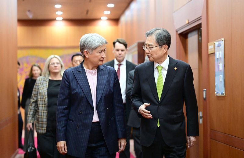 Minister of Foreign Affairs Cho Hyun and his Australian counterpart Penny Wong on April 30 speak at their summit in Seoul. (Ministry of Foreign Affairs)