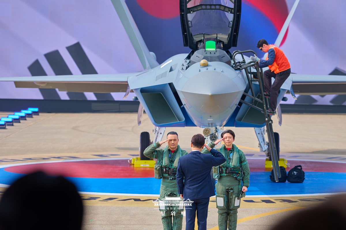 President Lee Jae Myung on March 25 attends the rollout ceremony for the domestically developed mass-produced fighter jet KF-21 at Korea Aerospace Industries in Sacheon, Gyeongsangnam-do Province. (Cheong Wa Dae)  