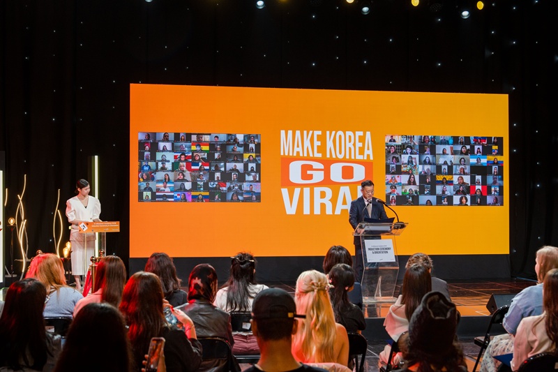 Deputy Minister for Public Communication Kong Hyungsik from the Ministry of Culture, Sports and Tourism on May 7 gives a welcoming speech at the seventh annual launching ceremony for K-influencers at Arirang TV headquarters in Seoul's Seocho-gu District.  