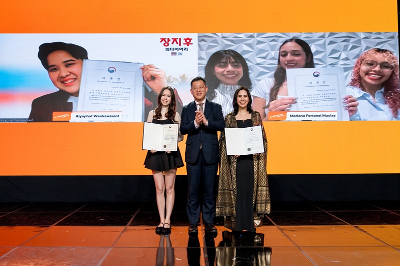 Deputy Minister of Culture, Sports and Tourism Kong Hyungsik (center) on May 7 takes a photo with two K-influencers to whom he present certificates of appointment at the seventh annual launching ceremony for K-influencers at Arirang TV headquarters in Seoul's Seocho-gu District. 