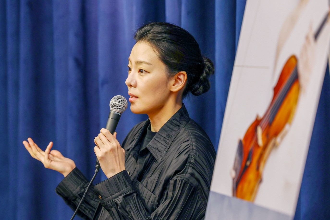 Violinist Clara-Jumi Kang on May 7 answers questions at a news conference held at the studio of Credia Classic Club in Seoul's Jongno-gu District. 