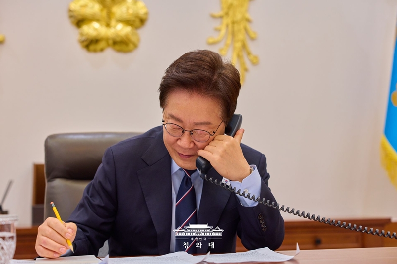 President Lee Jae Myung on May 8 speaks on the phone with Canadian Prime Minister Mark Carney at Cheong Wa Dae in Seoul. (Cheong Wa Dae)