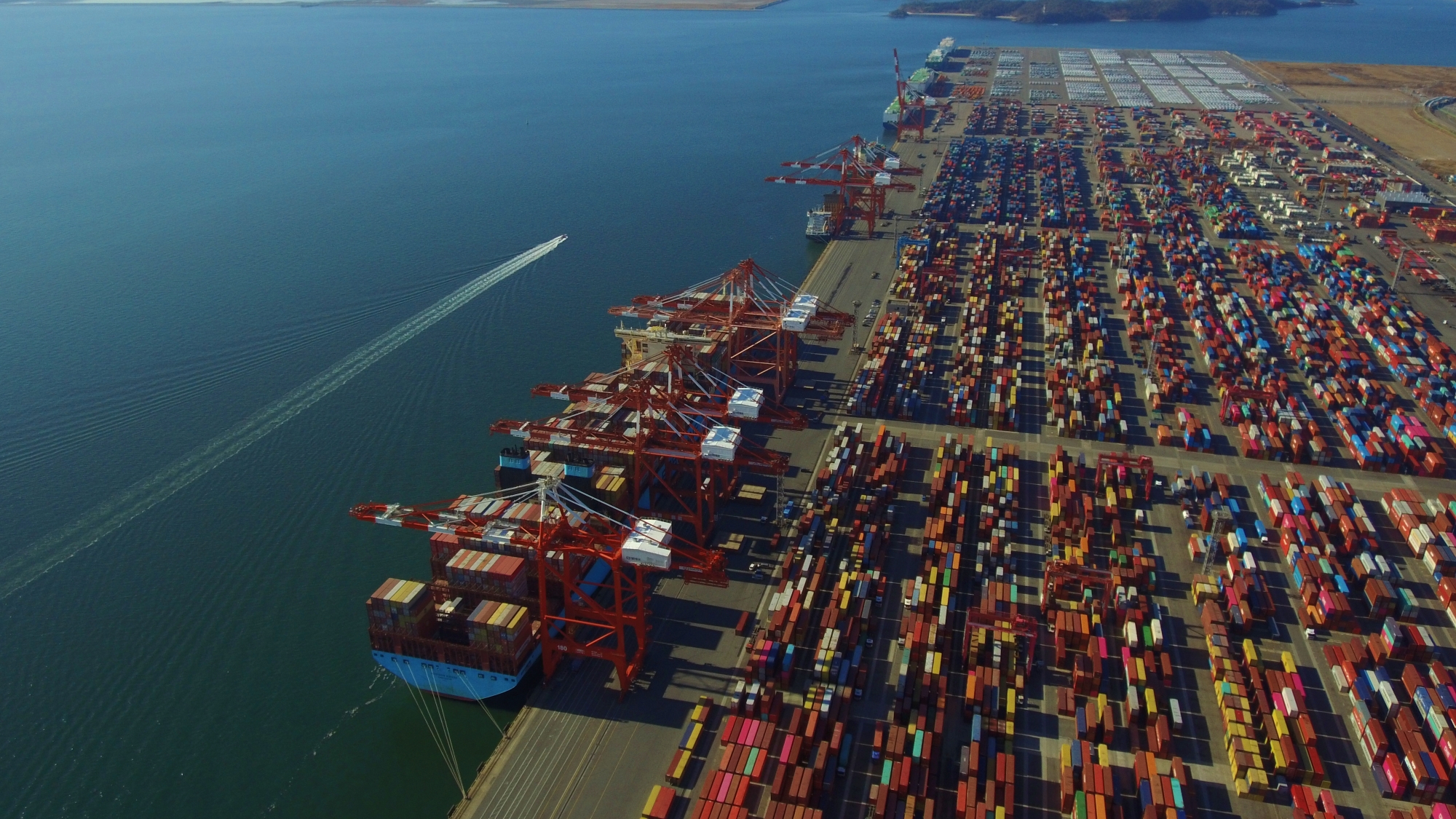 The Bank of Korea on May 8 said the current account surplus in March hit USD 37.33 billion. Shown is the Port of Gwangyang in Gwangyang, Jeollanam-do Province (Yeosu-Gwangyang Port Authority)  