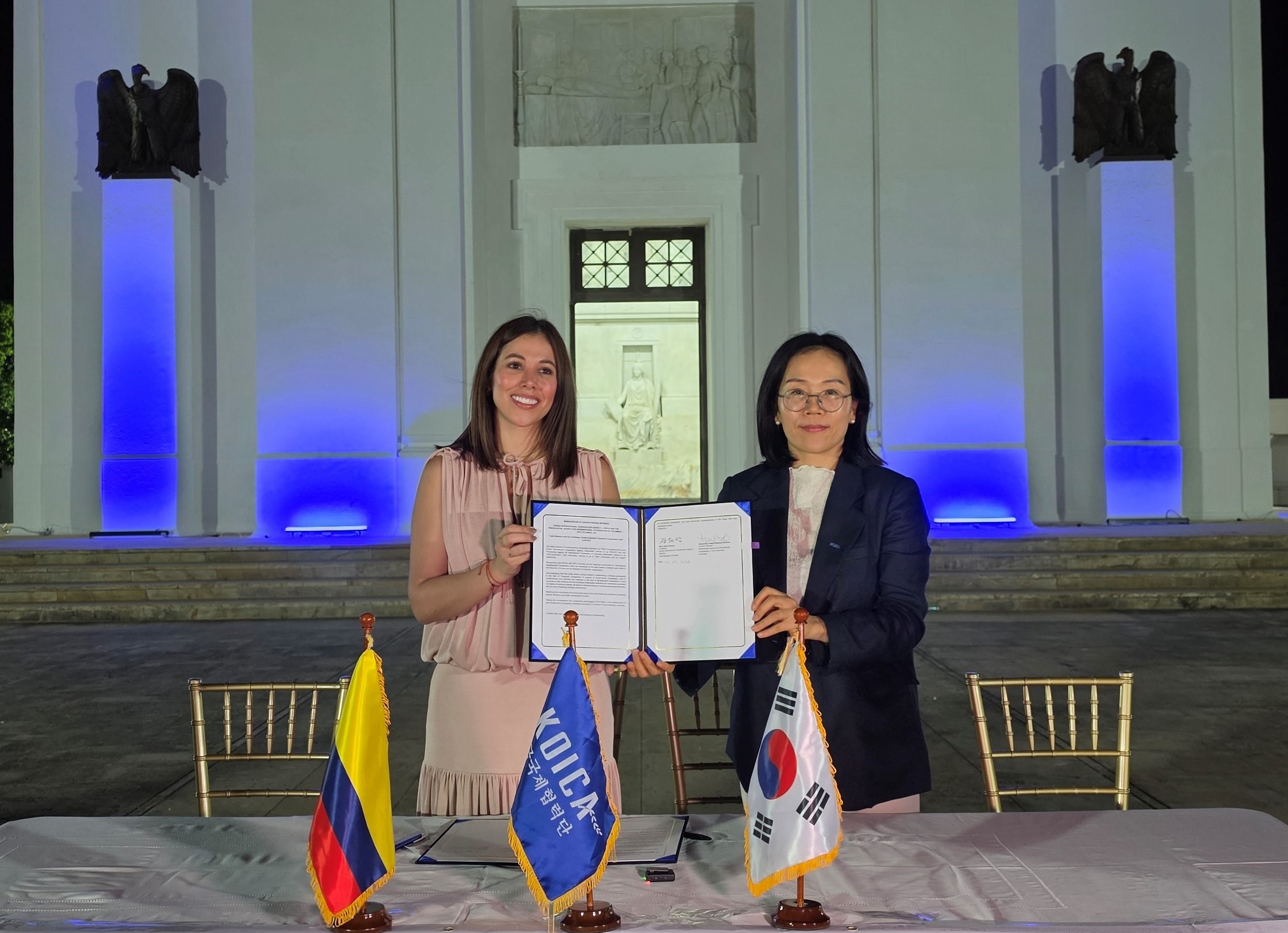 Kim Myung Jin (right), director of the Strategic Partnerships Team at the Korea International Cooperation Agency (KOICA), and Alexandra Palencia Garnica, director of the Colombian Presidential Agency for International Cooperation, on May 6 take a photo in Santa Marta, Colombia, after signing a memorandum of understanding. (KOICA)  