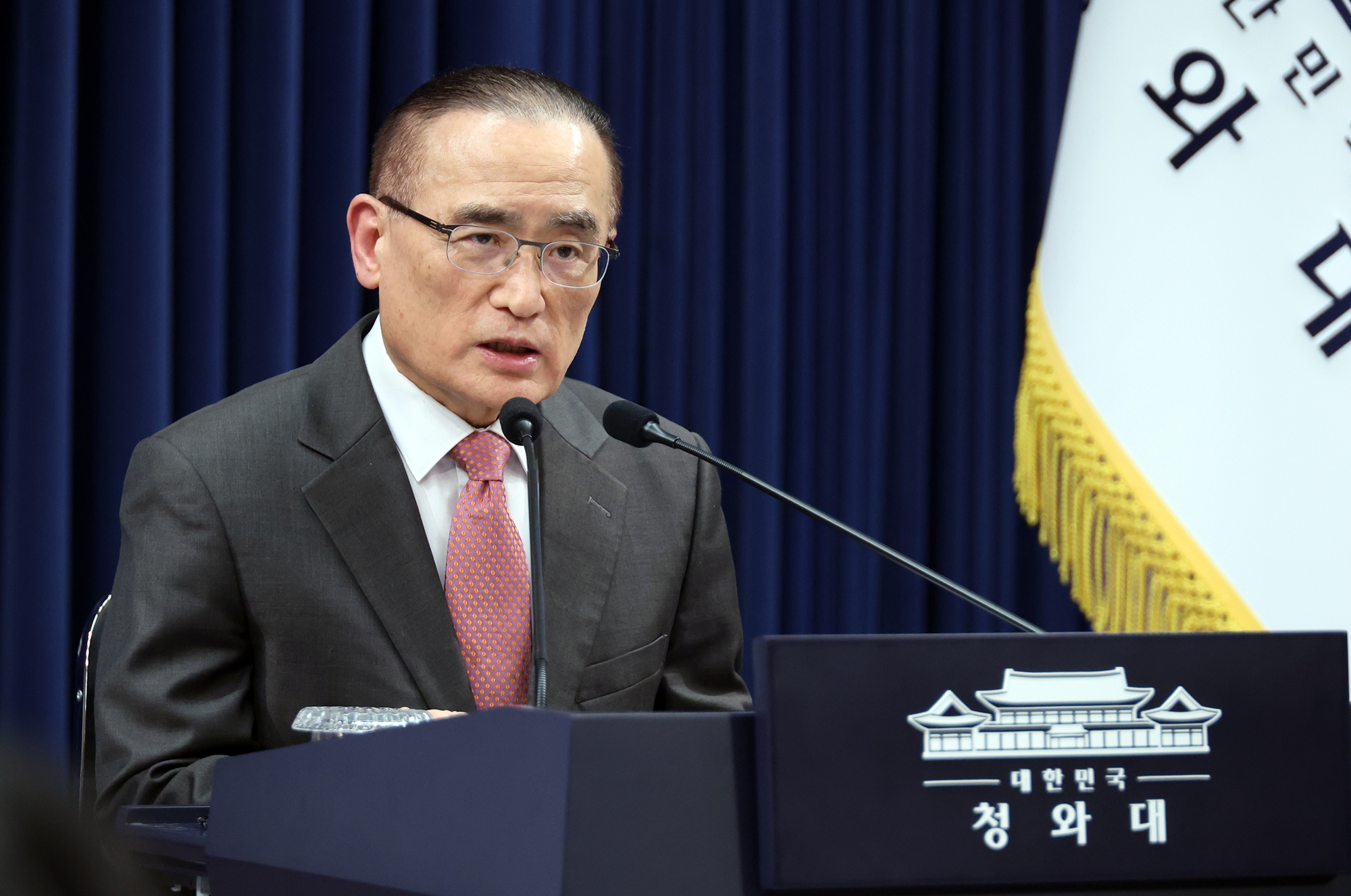 National Security Office Director Wi Sung-lac on May 11 at Cheong Wa Dae in Seoul speaks at a news briefing on the attack on the domestic vessel HMM Namu in the Strait of Hormuz. (Yonhap News)  