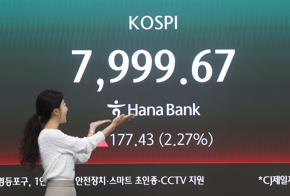 The main stock market index KOSPI on May 12 is shown breaking 7,900 at the dealing room of Hana Bank headquarters in Seoul's Jung-gu District. (Yonhap News) 