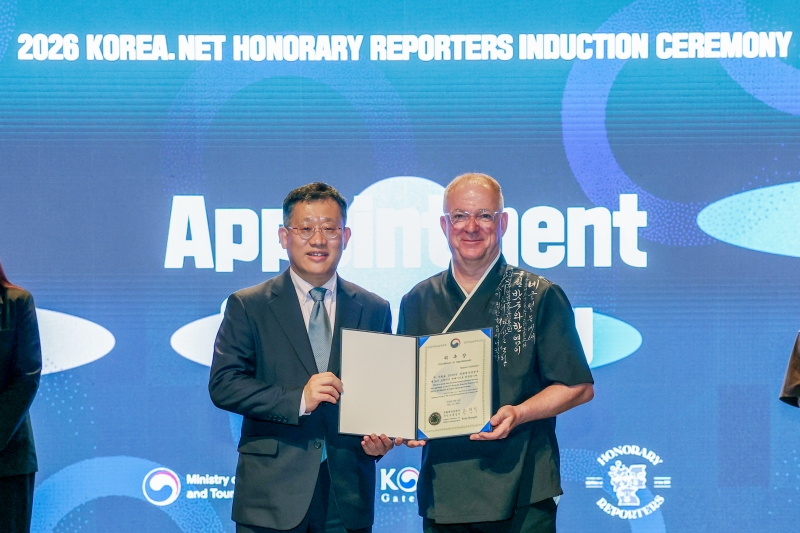 Deputy Minister of Culture, Sports and Tourism Kong Hyungsik (left) on May 12 poses with Honorary Reporter Manuel Guthmann from Germany after giving the latter a certificate of appointment at the induction ceremony for this year's Honorary Reporter class at the National Museum of Modern and Contemporary Art, Seoul in the capital's Jongno-gu District.