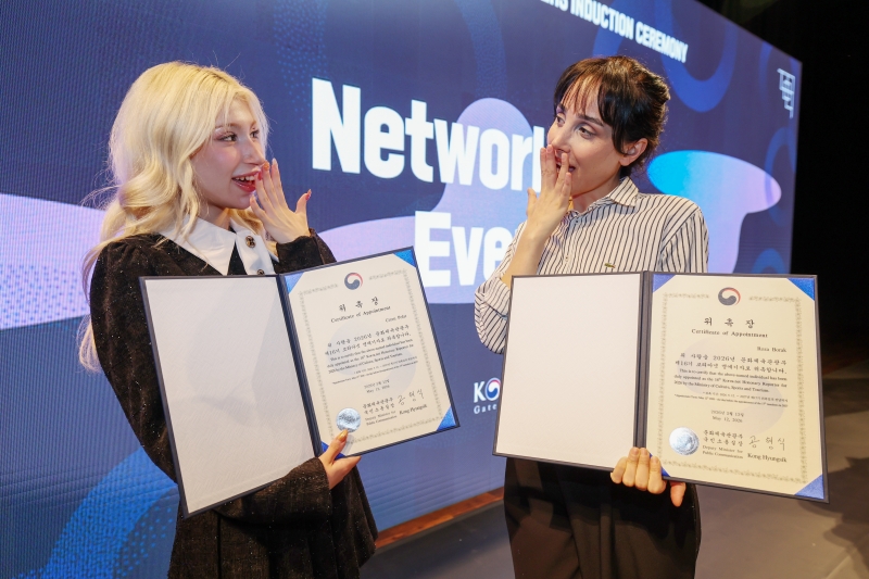 Two Honorary Reporters Ceren Polat and Roza Borak from this year's class on May 12 pose with their certificates of appointment at the National Museum of Modern and Contemporary Art, Seoul in the capital's Jongno-gu District. 
