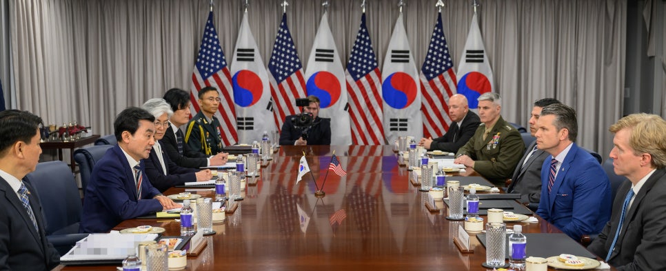 Minister of National Defense Ahn Gyu-Back (second from left) and U.S. Secretary of War Pete Hegseth (second from right) on May 11 hold a bilateral summit at the U.S. Department of Defense building in Washington. (Ministry of National Defense)