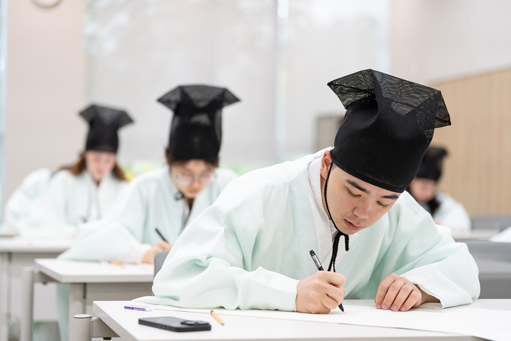 This is a scene from the finals last year of the annual King Sejong Institute Korean Language Speaking and Writing Competition at a King Sejong Institute branch.