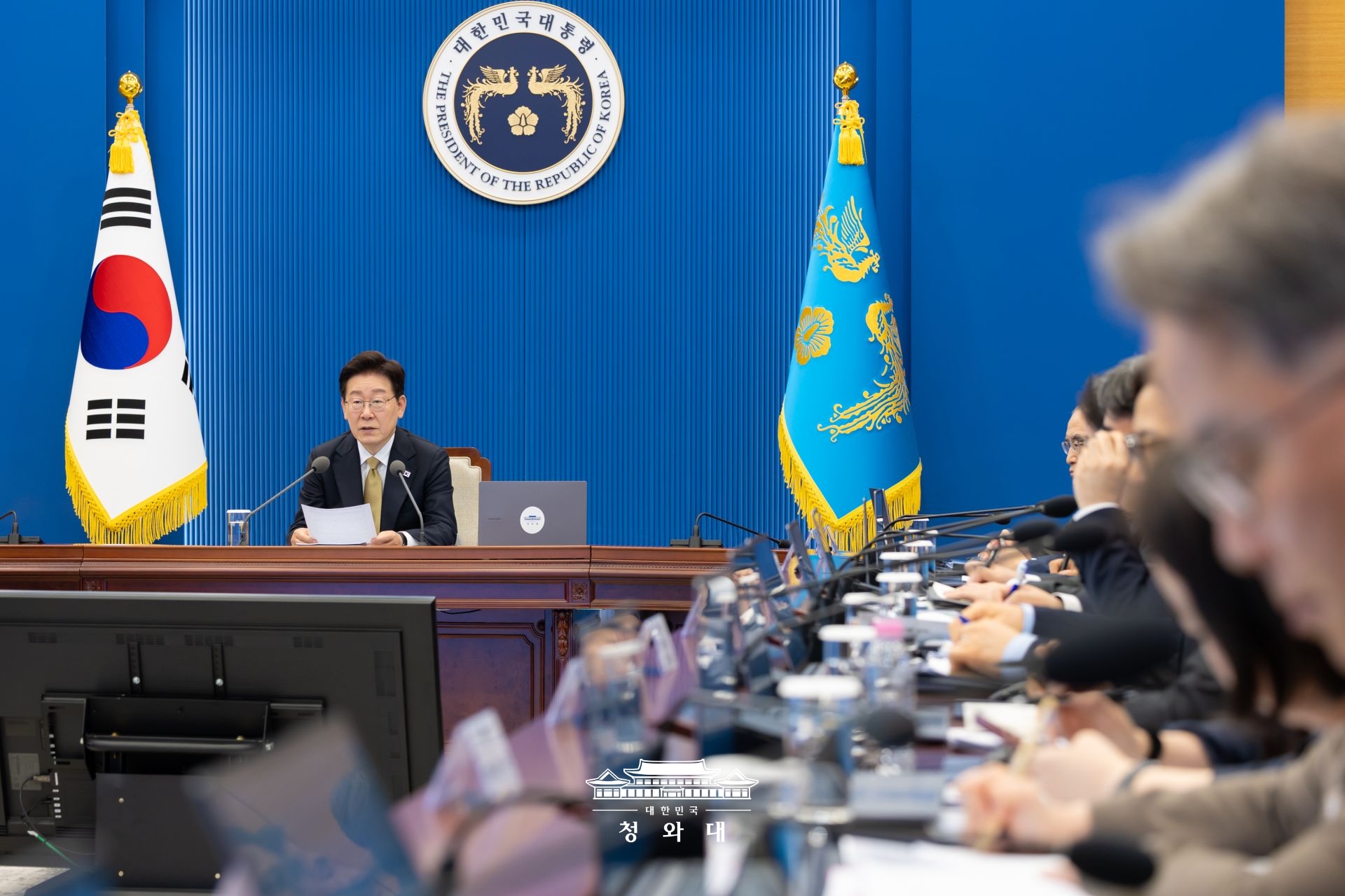 President Lee Jae Myung on May 15 quoted comments by the International Monetary Fund that positively assessed the country's fiscal stance, repeating his rebuttal of arguments for austerity. He is shown on May 14 speaking at a meeting of his senior secretaries and aides at Cheong Wa Dae in Seoul. (Cheong Wa Dae)