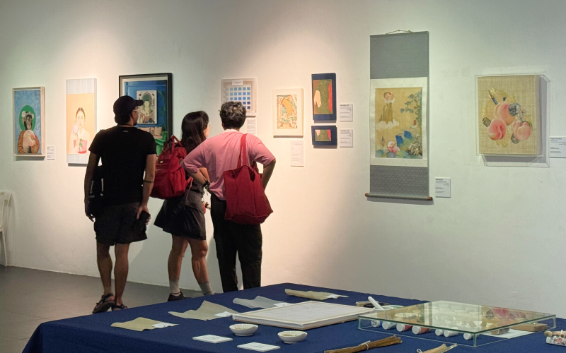 Visitors view the artworks by Korean Jinchaehwa painter Jungyeon Seo, which are currently being exhibited at the UP Fine Arts Gallery (Parola), on April 25.