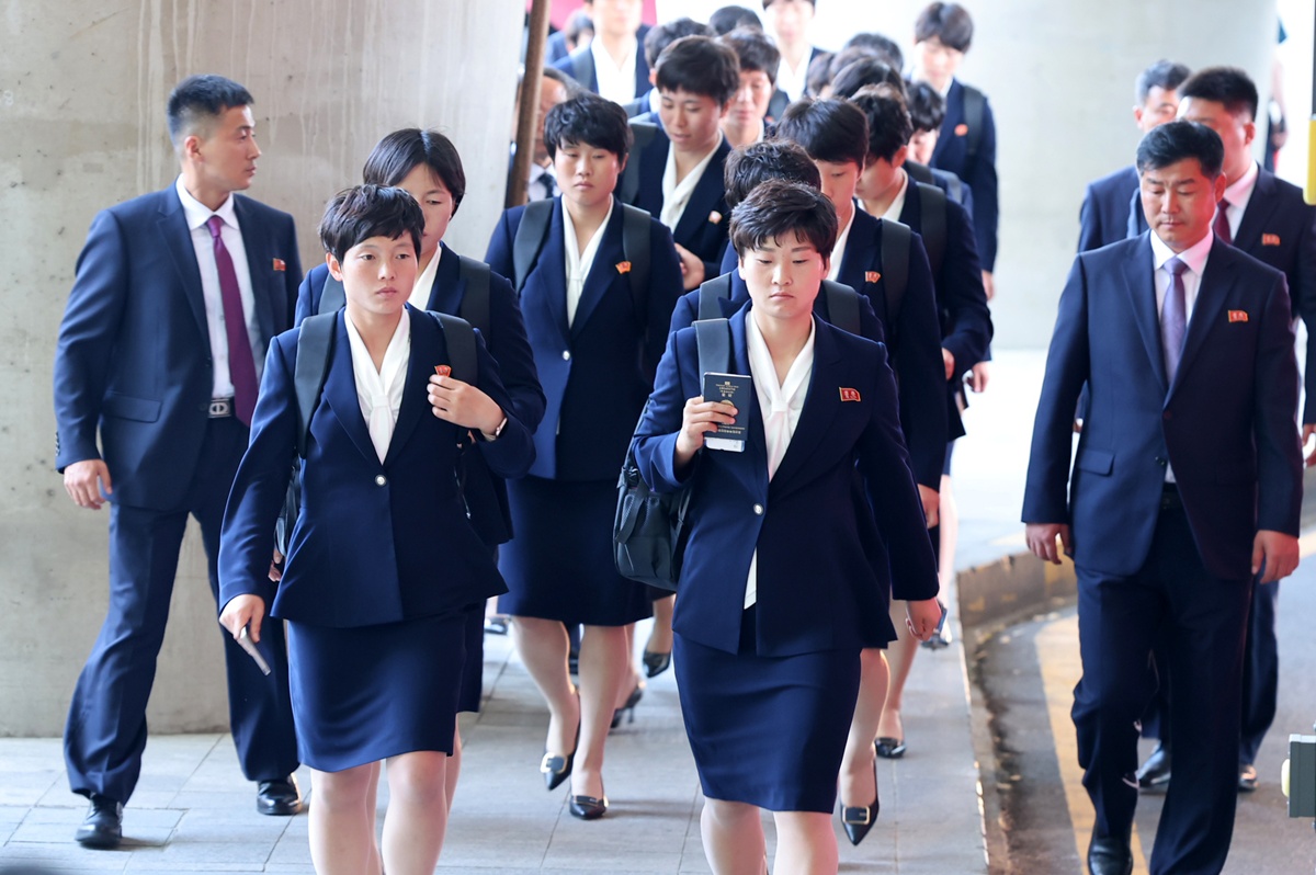 Members of the North Korean women's soccer team Naegohyang Women's FC on May 17 head for a bus after arriving at Terminal 1 of Incheon International Airport. (Yonhap News)  