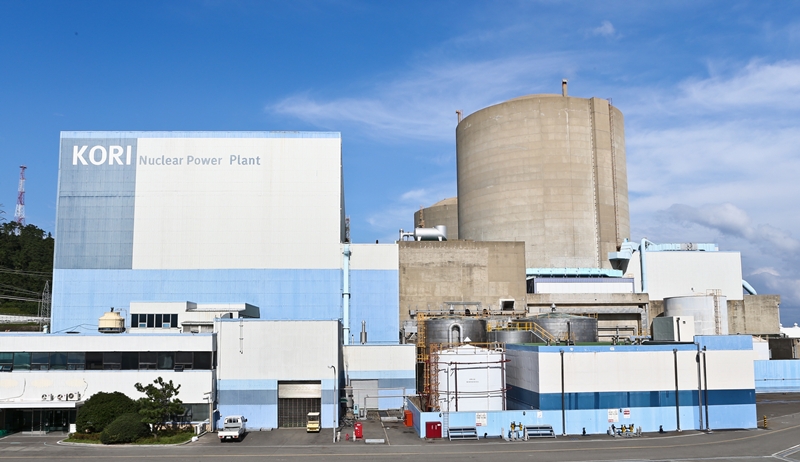 Standards proposed by Korea for the dismantlement of nuclear power plants are set to be the world's first of their kind. Shown is Kori Unit 1, the nation's first commercial nuclear power plant, undergoing the decommissioning process after 40 years of operation in the town of Jangan-eup in Busan's Gijang-gun County. (Korea Hydro & Nuclear Power) 