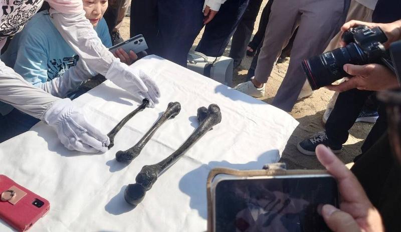 A Japanese civic group that honors the victims of the 1942 flooding of the Chosei coal mine in Ube, Yamaguchi Prefecture, on the Japanese island of Honshu on Aug. 25 announced its discovery of what appears to be the femur bones of a victim in an underwater study. (Korean Buddhist Avalokitesvara Order)  